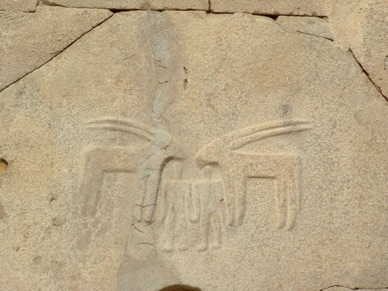relief de la porte illustrant un couple de deux oryx