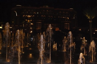 et ses fontaines la nuit ....