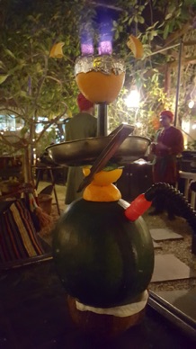 sp&eacute;cialit&eacute; : chicha avec une past&egrave;que et une orange