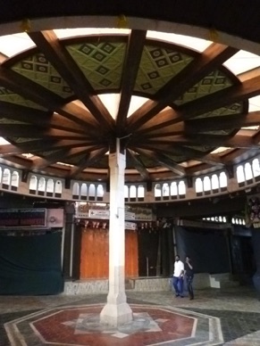 &agrave; l'int&eacute;rieur du souk qui est ferm&eacute; &agrave; cette heure