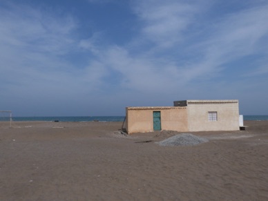 installations de pêcheurs le long de la plage