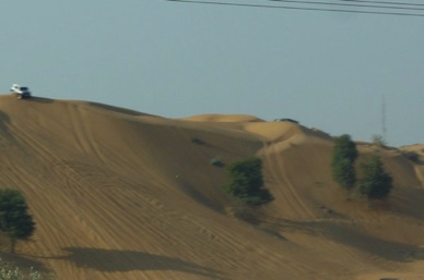 les Emiratis s'amusent toujours à gravir les dunes avec leurs 4x4!