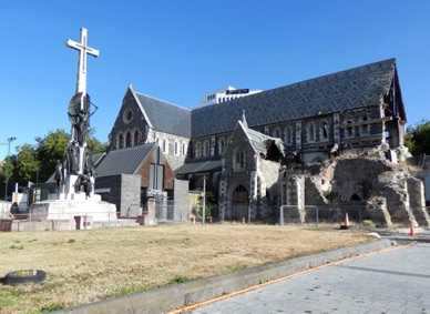les ruines de la cathédrale suite aux séismes de 2010 et 2011
