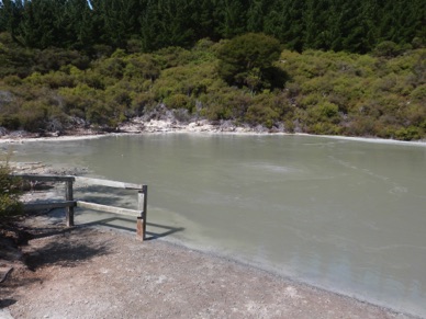 Sulfur lake utilisé par les maoris pour soigner certaines affections