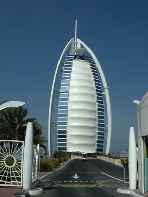 DUBAI
pont priv&eacute; conduisant 
&agrave; l'h&ocirc;tel Burj al Arab