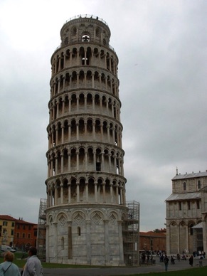ITALIE : 
Tour de Pise (56 m)