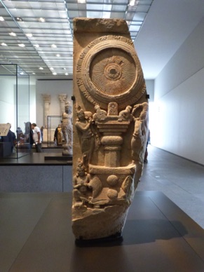 Plaque de rev&ecirc;tement de stupa, monument cultuel bouddhique