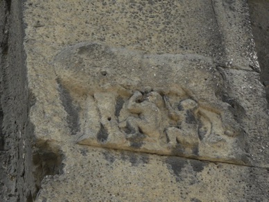 la louve avec Romulus et R&eacute;mus grav&eacute;s sur un pilier