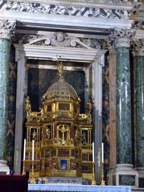 Elle demeure la propri&eacute;t&eacute; du Vatican et le si&egrave;ge de l'Ev&ecirc;ch&eacute; de Rome