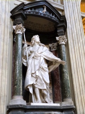 une des statues monumentales des ap&ocirc;tres