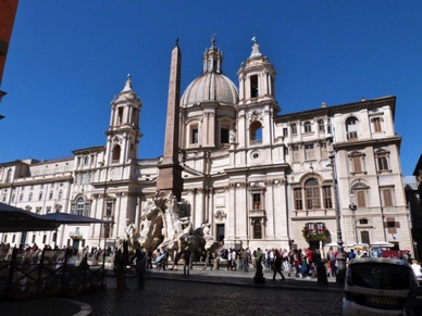 Place Navona : &eacute;troite et allong&eacute;e elle garde le souvenir du stade de Domitien