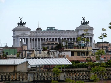 au loin le Monument &agrave; Victor Emmanuel II