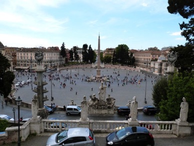 Place del Popolo avec son ob&eacute;lisque haut de 24 m vus depuis la Piazza Napoleone