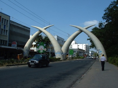 MOMBASA  : monument &eacute;rig&eacute; pour la venue de la reine d'Angleterre
