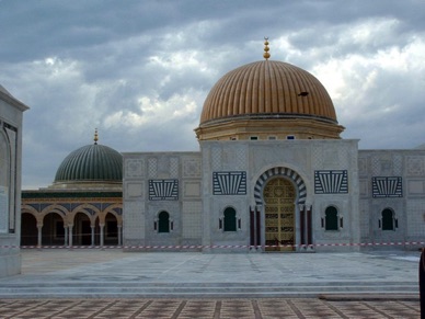 coiff&eacute; d'un d&ocirc;me dor&eacute;, entour&eacute; d'une galerie