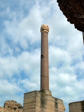 la colonne du frigedarium qui d&eacute;passe 15m de haut