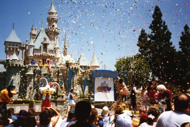 Parade &agrave; 12H devant le ch&acirc;teau &agrave; l'occasion du 40&egrave;me anniversaire