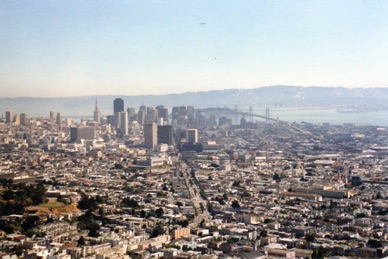 au loin l'Oakland Bridge long de 13 kms
