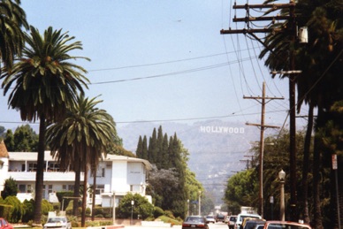 au loin les lettres formant HOLLYWOOD