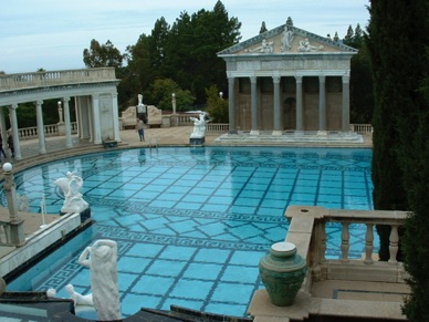 HEARST CASTLE : piscine pav&eacute;e en marbre entour&eacute;e de statues hors de prix !