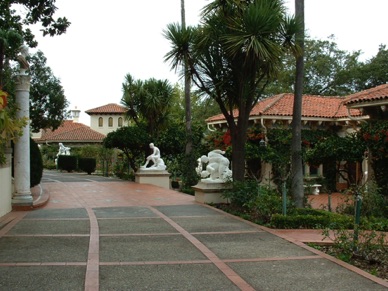 dans les all&eacute;es des statues grandeur nature