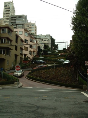 Lombard Street utilis&eacute;e dans de nombreuses poursuites au cin&eacute;ma et que nous avons descendu en voiture &hellip;