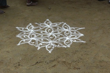 D&eacute;cor en poudre de riz et bouse de vache