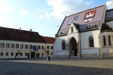 le toit est en tuiles verniss&eacute;es