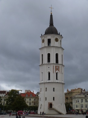 et un ancien campanile du 13&egrave;me si&egrave;cle, haut de 57 m de haut