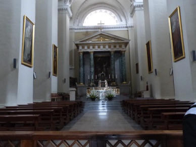 l'int&eacute;rieur est tout blanc