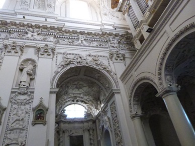 et des d&eacute;cors en stuc