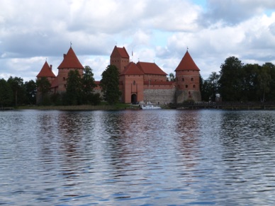 c'est le seul ch&acirc;teau de l'Europe de l'Est construit sur une &icirc;le