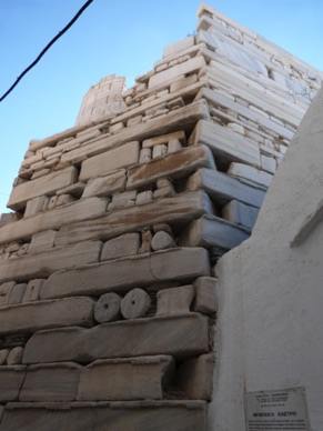 construit avec des &eacute;l&eacute;ments antiques (f&ucirc;ts de colonnes et d'entablements)