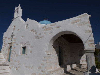 avec, sur le c&ocirc;t&eacute;, une galerie &agrave; colonnes