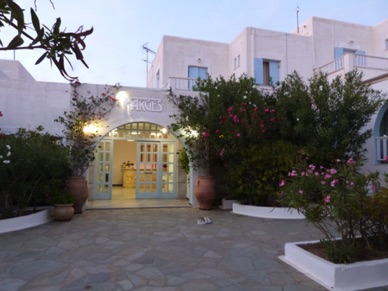 entr&eacute;e de notre h&ocirc;tel &agrave; ALIKI