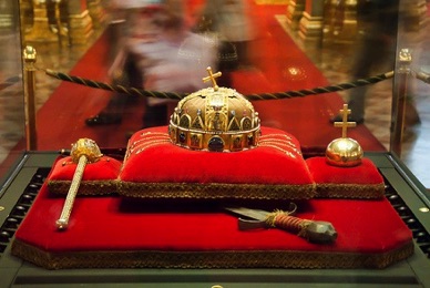 le globe royal, le sceptre au pommeau en cristal de rocha et  la couronne