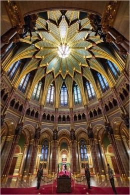 salle de la Couronne avec son imposant lustre