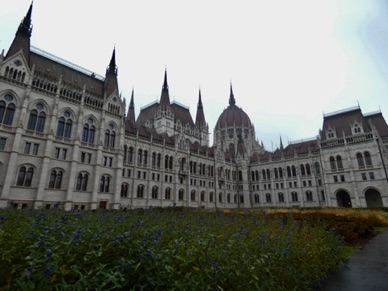 Long de 270m il compte 20 kms de couloirs , 691 salles et des ascenseurs !