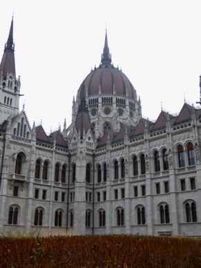 et son d&ocirc;me qui culmine &agrave; 96m de hauteur