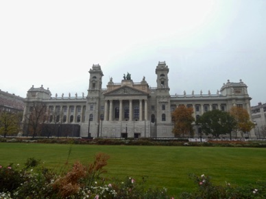 le Palais de Justice qui fait face au Parlement