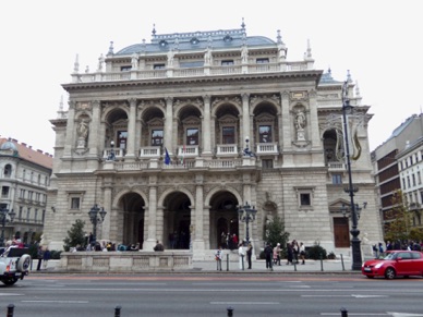 l'Op&eacute;ra peut accueillir 1261 personnes et son acoustique est parmi les meilleures du monde