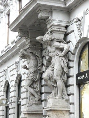 une fa&ccedil;ade de magasin sur l'avenue Andrazsy (Champs &Eacute;lys&eacute;es hongrois)