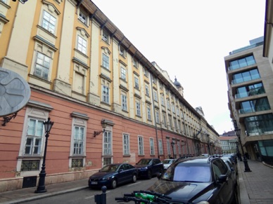 H&ocirc;tel de Ville actuel q
qui fut d'abord h&ocirc;pital puis caserne