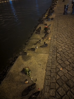 Depuis 2005 ces chaussures rendent hommages aux juifs fusill&eacute;s et jet&eacute;s dans le fleuve