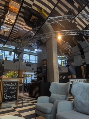 Hall de notre h&ocirc;tel D8 tr&egrave;s bien  situ&eacute; dans Pest 
pour toutes les visites