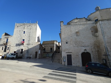 CISTERNINO
superbe cit&eacute; fortifi&eacute;e avec ses petites rues blanches et fleuries