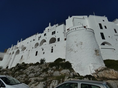 OSTUNI 
surnomm&eacute;e la "ville blanche"