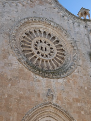 Au-dessus du portail tr&egrave;s jolie rosace aveugle finement cisel&eacute;e de 24 rayons