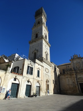 Piazza del Duomo : rare place d'Italie presque enti&egrave;rement ferm&eacute;e par des monuments : le Campanile