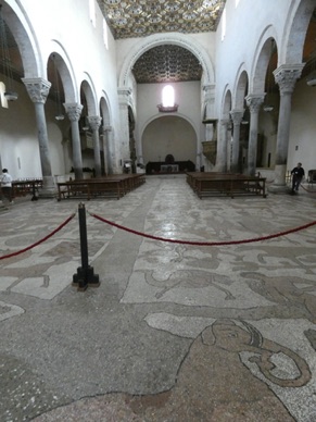 incroyable pavement en mosa&iuml;que du XIIe sur plus de 1000 m2